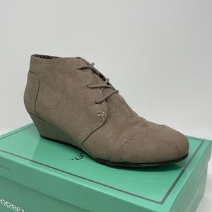 Marbella Tan Suede Lace Up Wedge Shoes Size 8.5